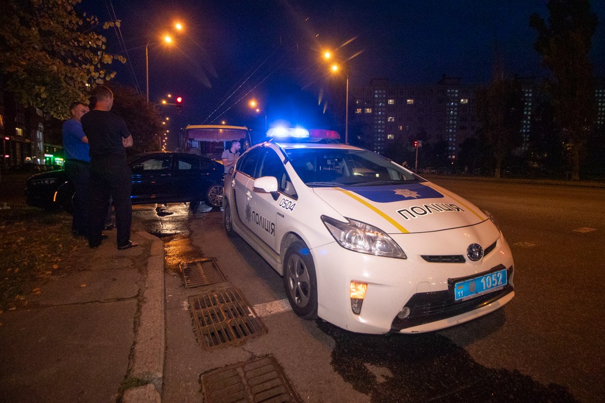 Виновника ДТП устанавливает полиция Виновника ДТП устанавливает полиция