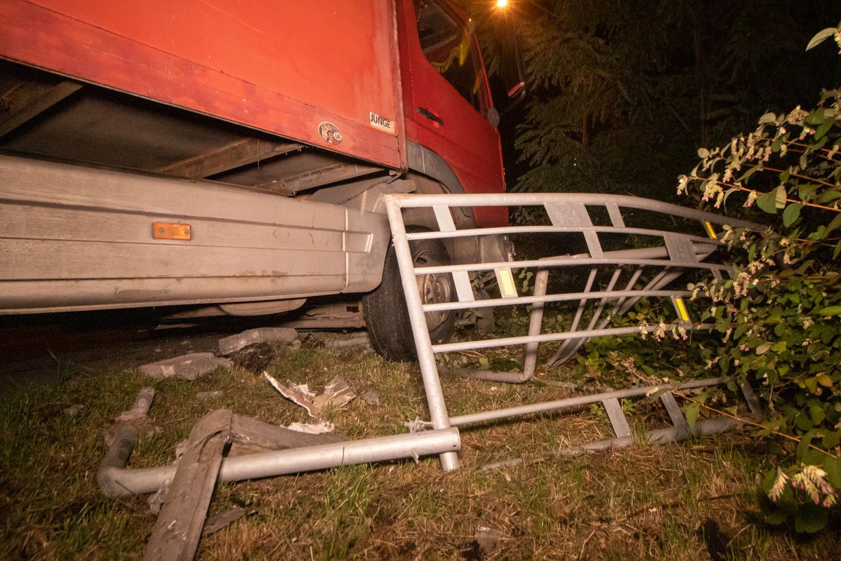 Грузовик снес забор и остановился на газоне Грузовик снес забор и остановился на газоне