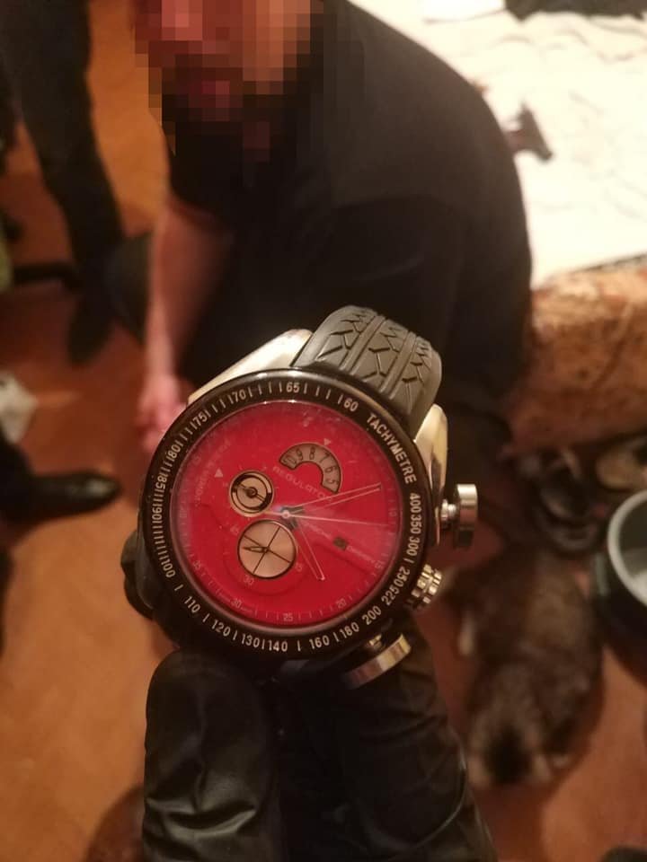 За украденные деньги нарушитель купил часы и телевизор За украденные деньги нарушитель купил часы и телевизор