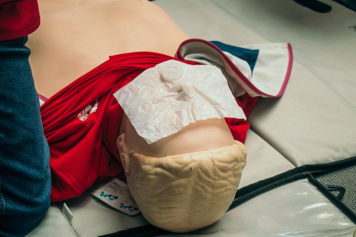 Работали четыре стенда, где проходили мастер-классы по оказанию первой помощи для взрослых и детей