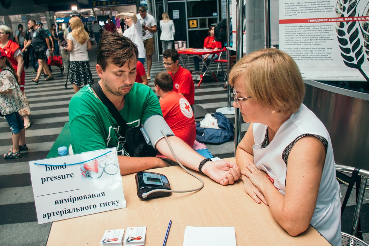 Любой желающий мог измерить артериальное давление и пройти консультацию у врача