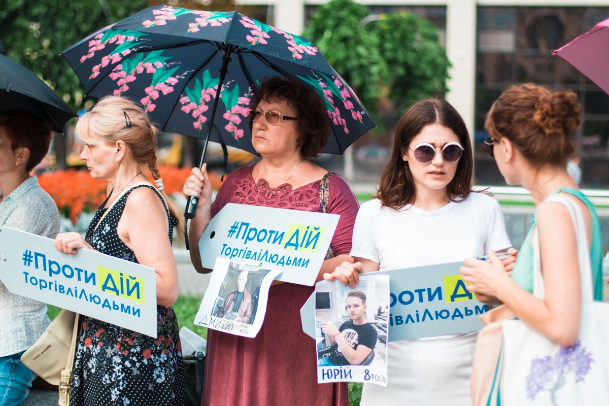 По окончании акции всех желающих приглашали на бесплатный показ и обсуждение документального фильма «Женщина в плену»