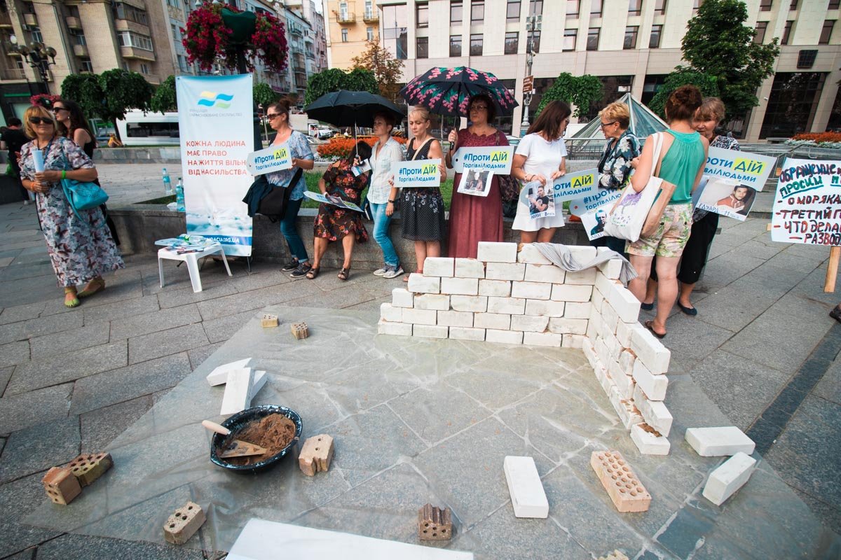 По окончании фильма эксперты обсудили ленту "Женщина в плену" со зрителями