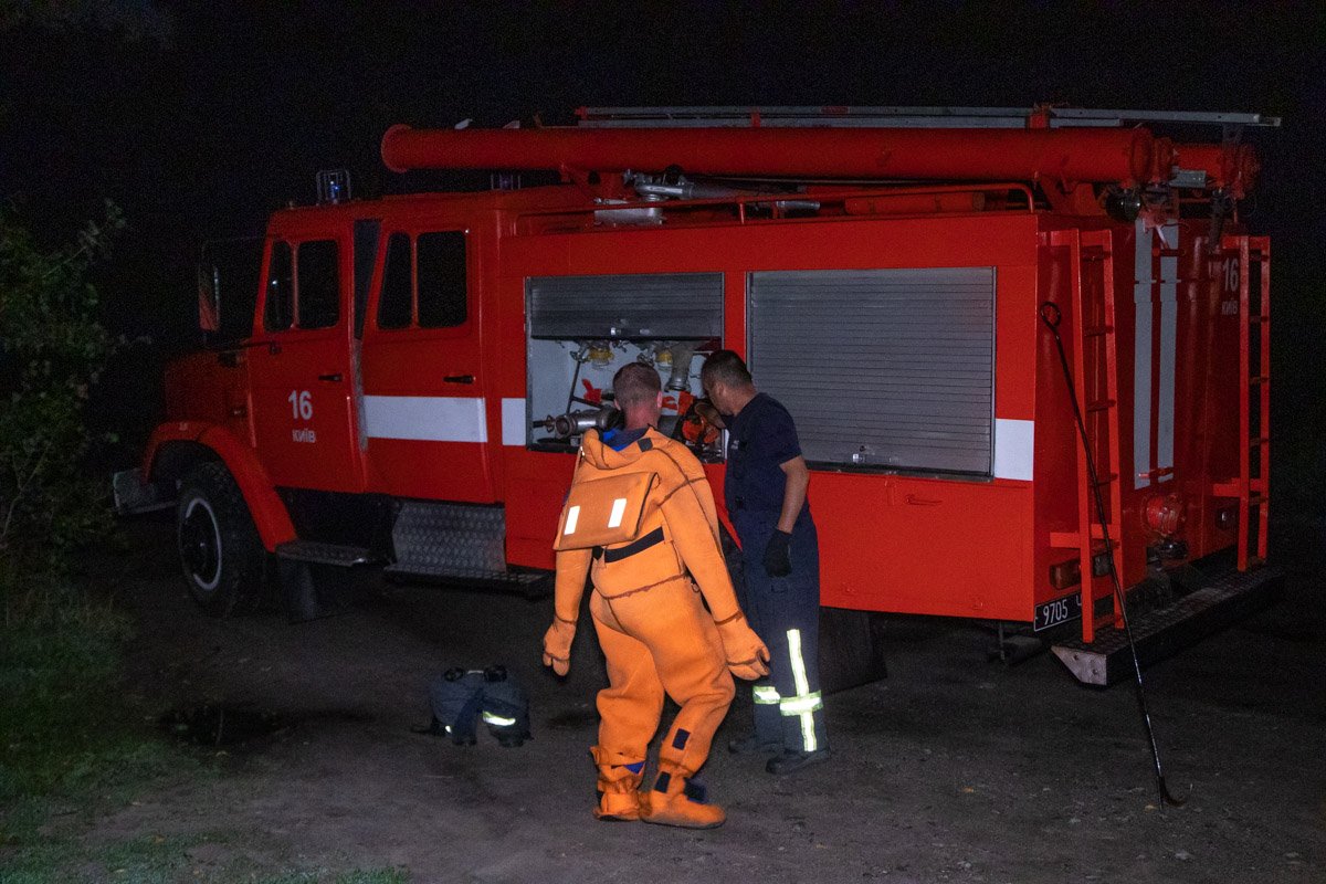 Труп из воды доставали спасатели