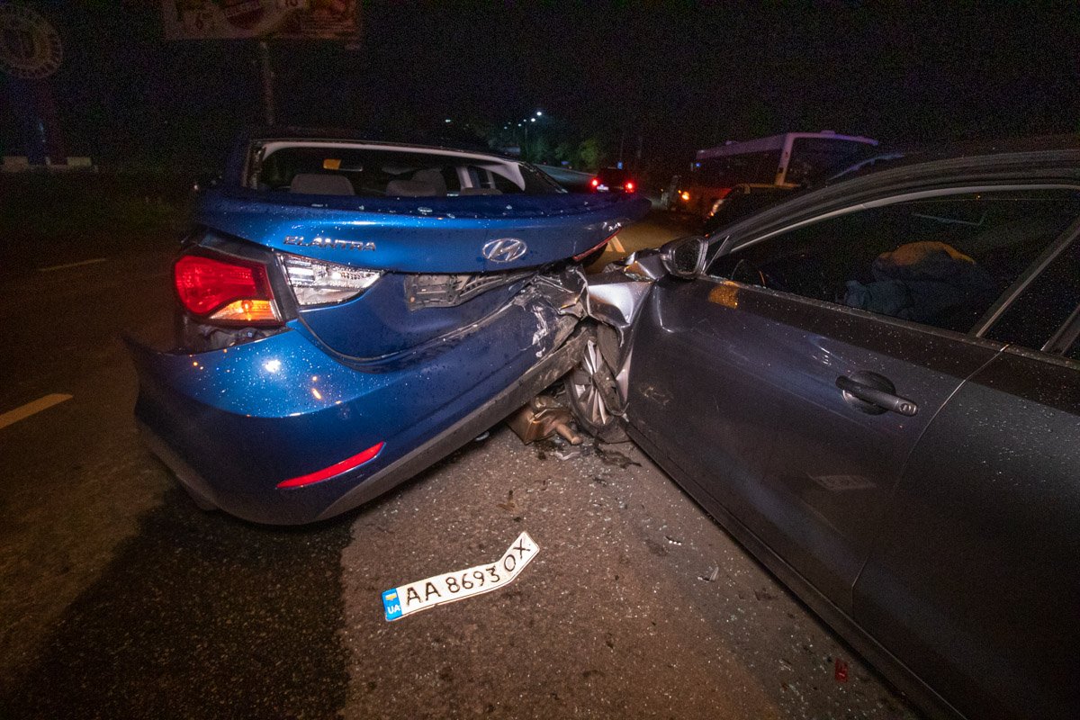 В Оболонском районе Киева на улице Днепроводской произошло ДТП с участием четырех машин
