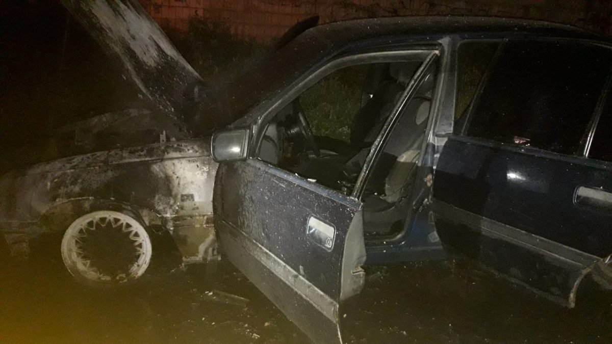 В Киеве во дворе жилого дома загорелся припаркованный автомобиль