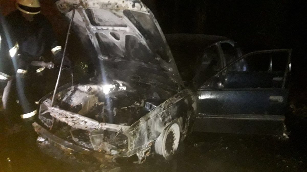 Огонь повредил моторный отсек и передняя часть салона