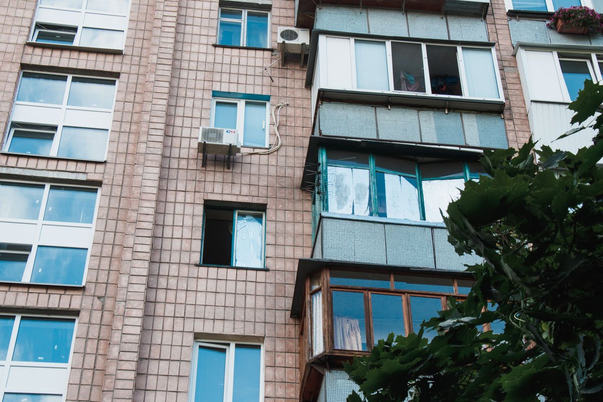 Соседка увидела порез на руке погибшего, который приняла за кровь и немедленно вызвала полицию