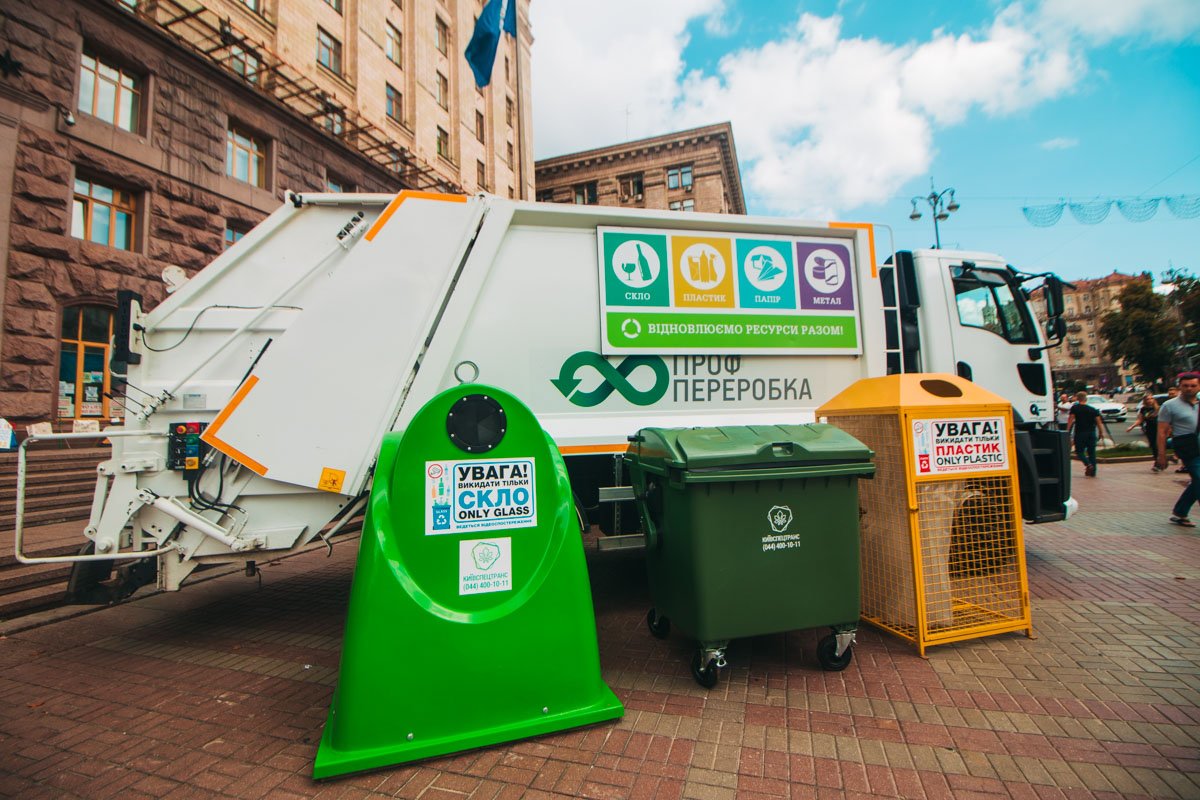 Возле центрального входа в КГГА столичные власти показали новые автомобили и контейнеры для раздельного сбора мусора