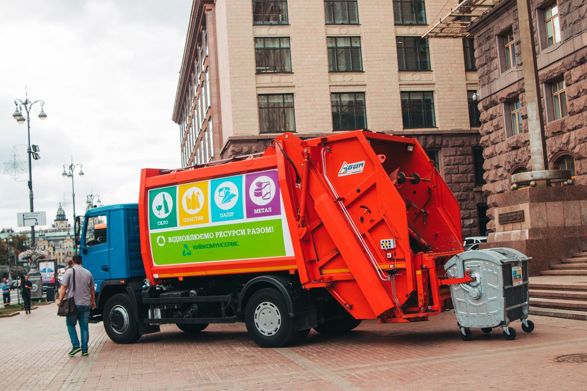 Всего один месяц эксперимента показал, что благодаря введению сортировки мусора на полигоны поехало на 50 грузовиков с мусором меньше