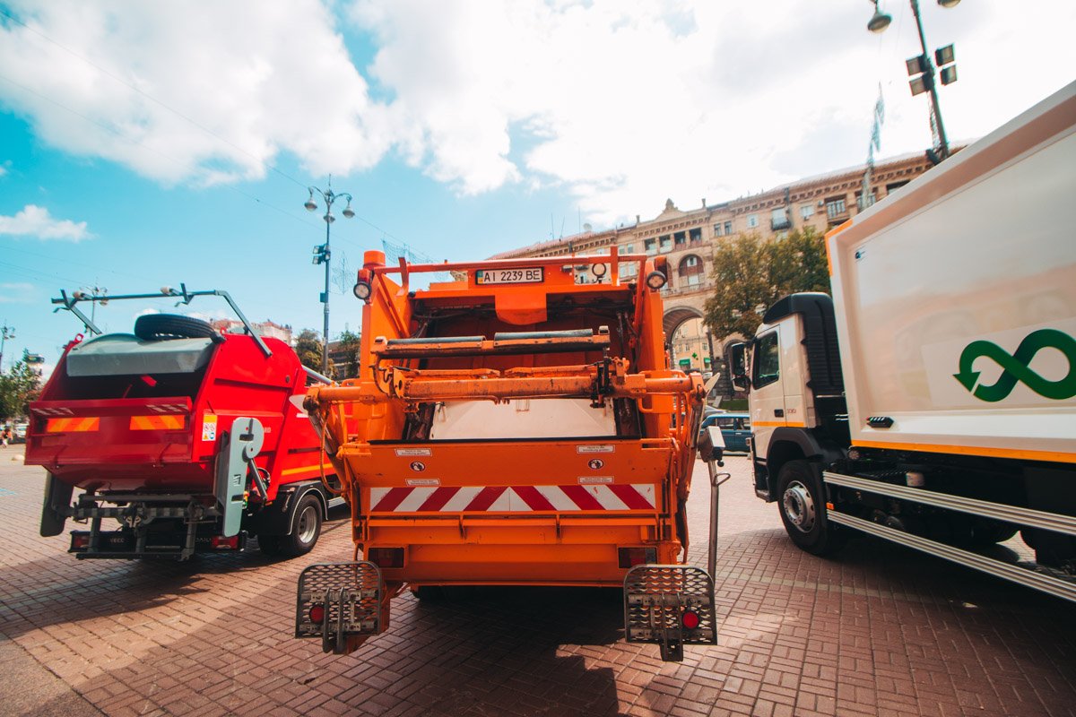 Также сортировка мусора помогает выделить при обработке различные ресурсно-ценные компоненты (стекло, пластик, металл)