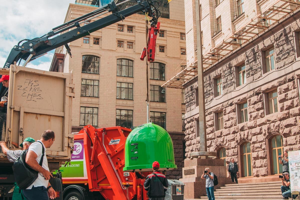 Среди контейнеров есть и вообще уникальные образцы. Как вам мусорный бак с датчиком заполнения и солнечной батареей?