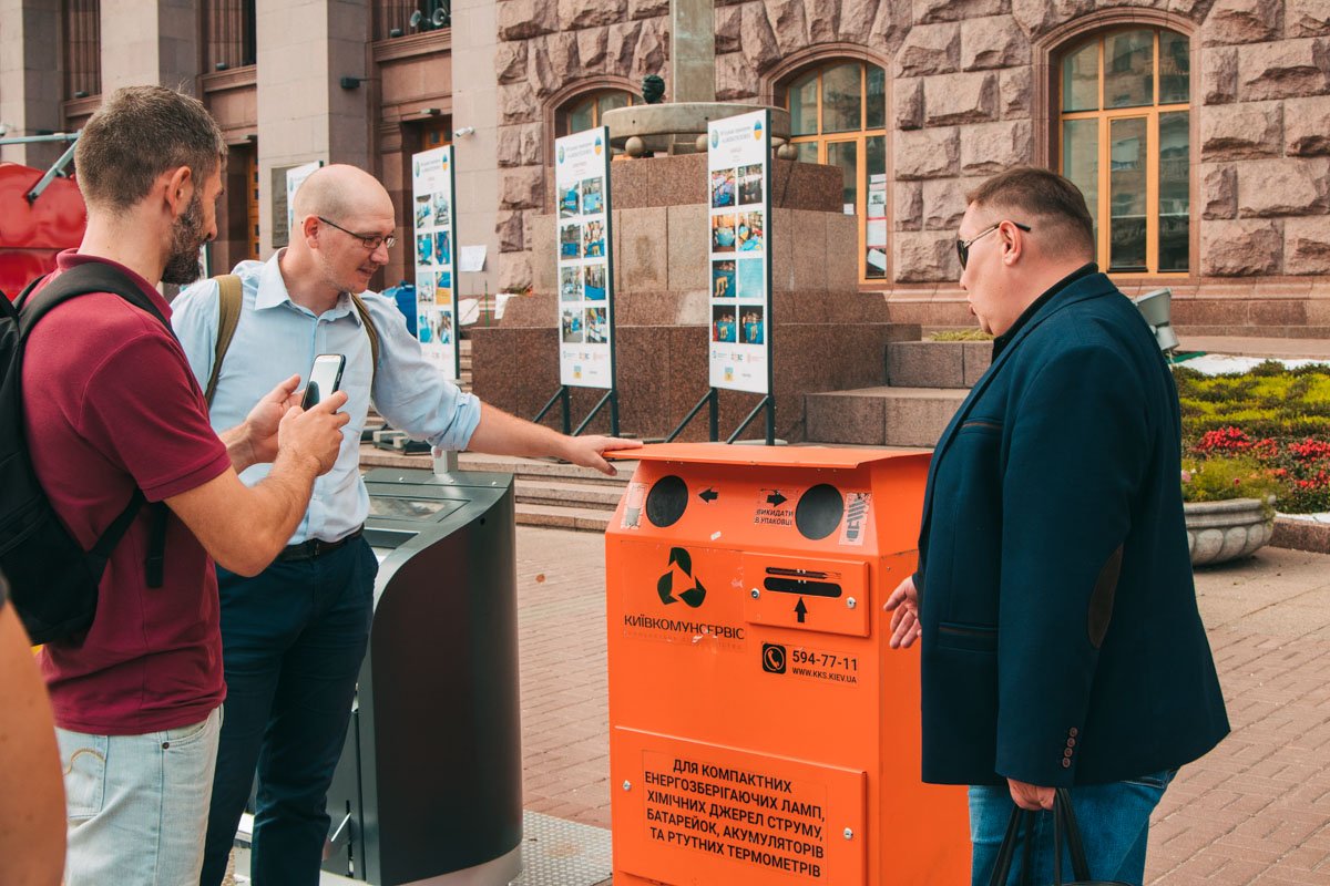 Возле контейнеров собирались не только журналисты, но и простые прохожие