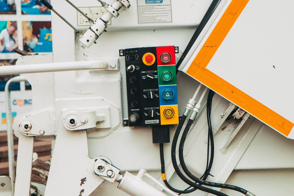 Причем благодаря проверкам и GPS-маячкам в грузовиках компании действительно будут раздельно собирать мусор, а не сваливать все фракции в один кузов