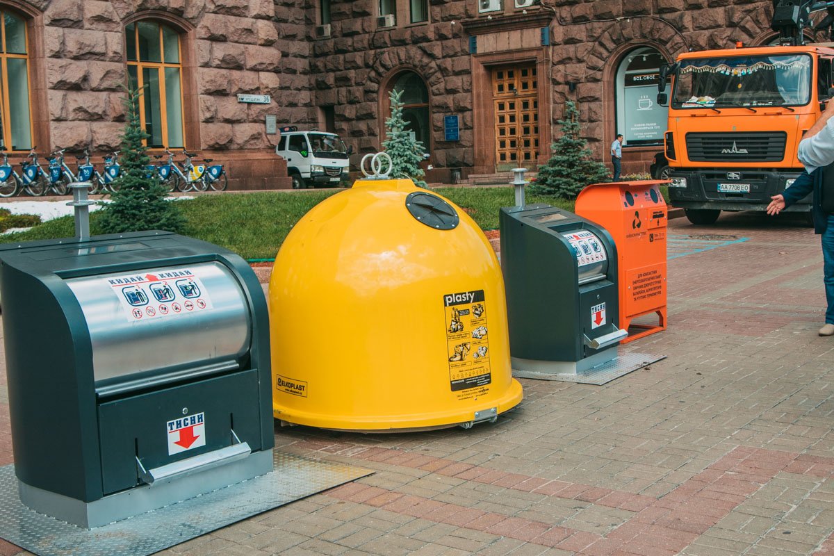 И в рамках эксперимента компании предлагают мусорные баки самых разных форм, размеров и цветов