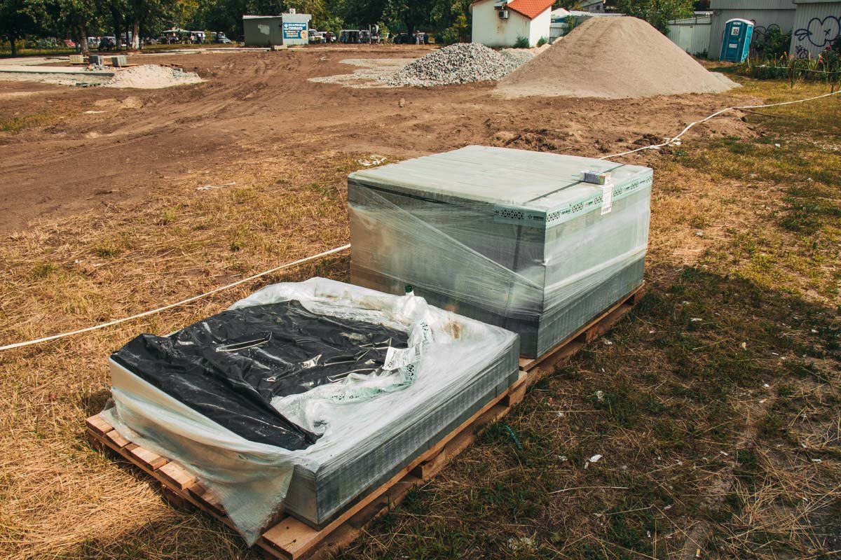 Скоро здесь будет красивый сквер с зеленой травой