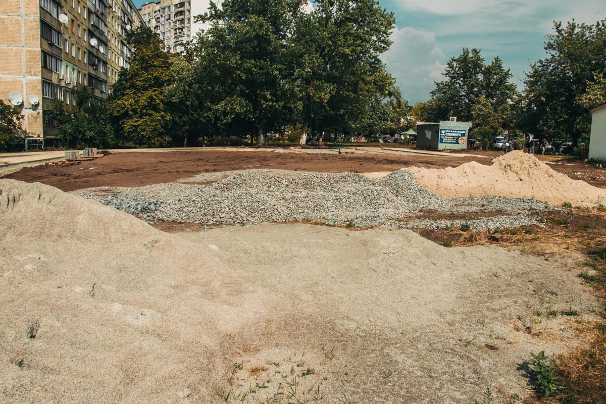 На данный момент, это больше похоже на зону боевых действий, чем на сквер