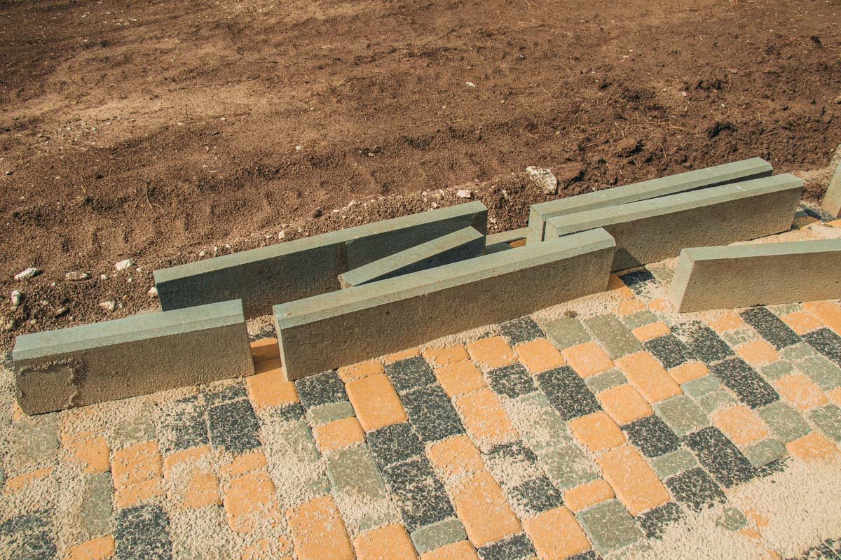 Основныее цвета дорожик - черный, желтый и серый