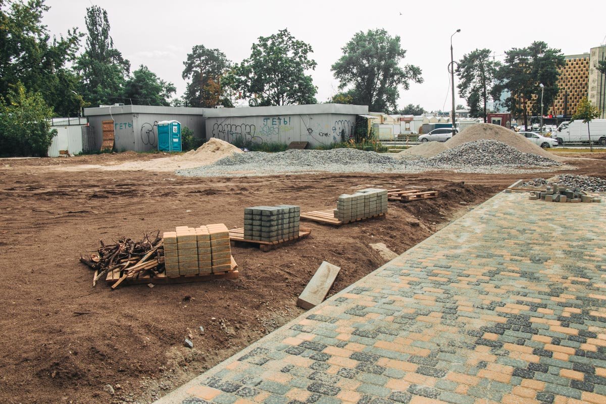 Вид на те самые МАФы, которые не так уже и легко демонтировать