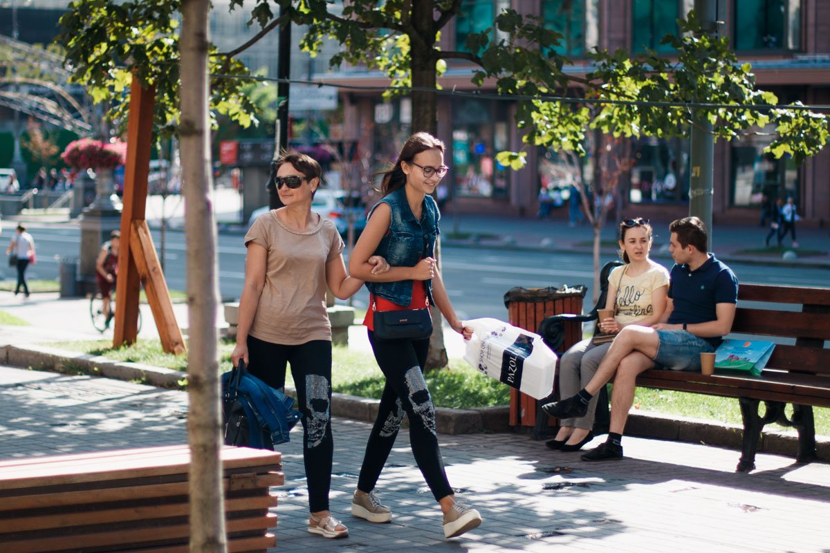 Возможно, именно поэтому на улицах столицы было так много улыбок и радости. В конце концов, когда веселиться, если не летом? Возможно, именно поэтому на улицах столицы было так много улыбок и радости. В конце концов, когда веселиться, если не летом?