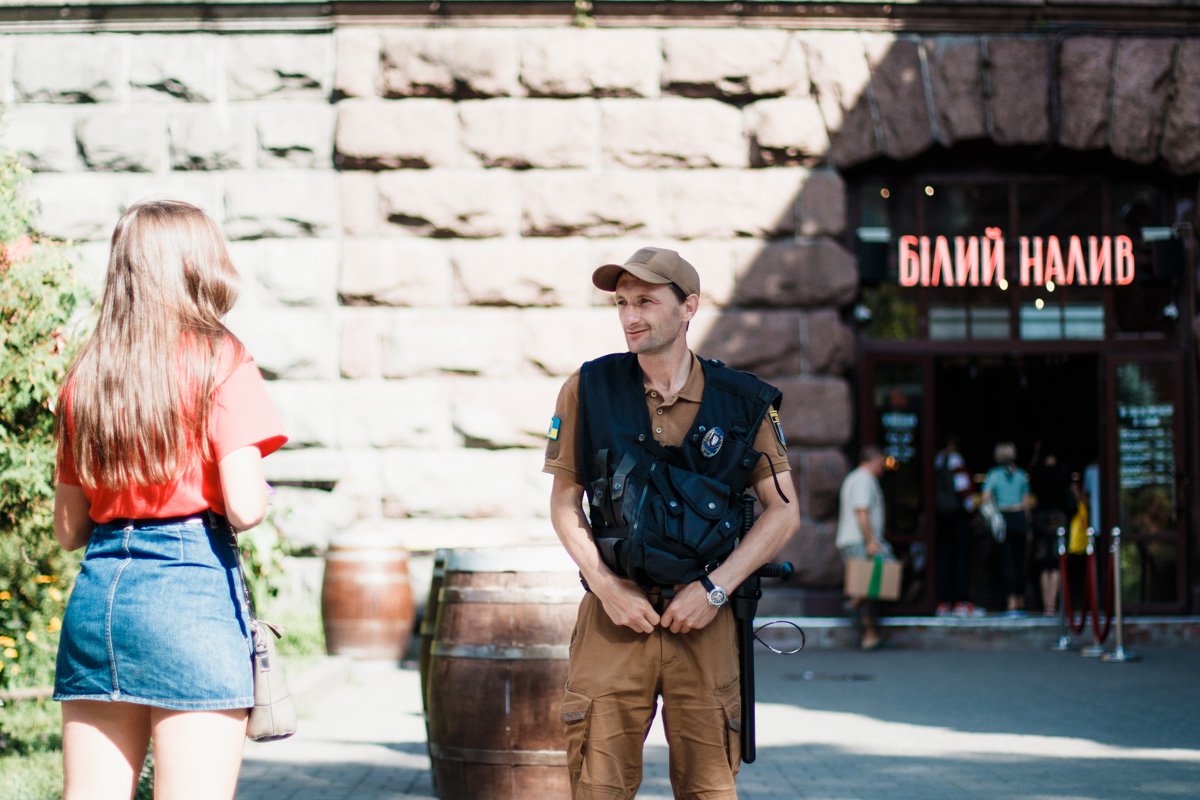 Даже обычно не слишком улыбчивые люди в форме словно бы преобразились Даже обычно не слишком улыбчивые люди в форме словно бы преобразились