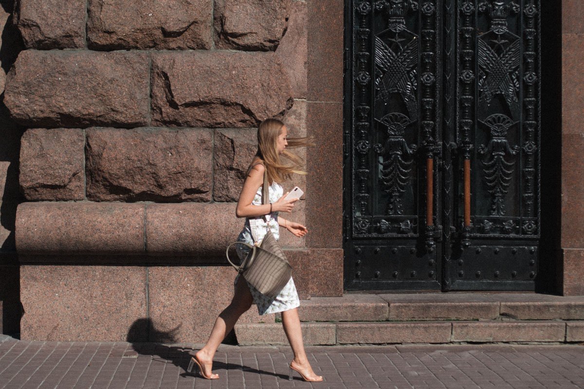 Впрочем, каким бы расслабленным ни был этот день, без деловой спешки (которая тоже может выглядеть красиво) никуда Впрочем, каким бы расслабленным ни был этот день, без деловой спешки (которая тоже может выглядеть красиво) никуда