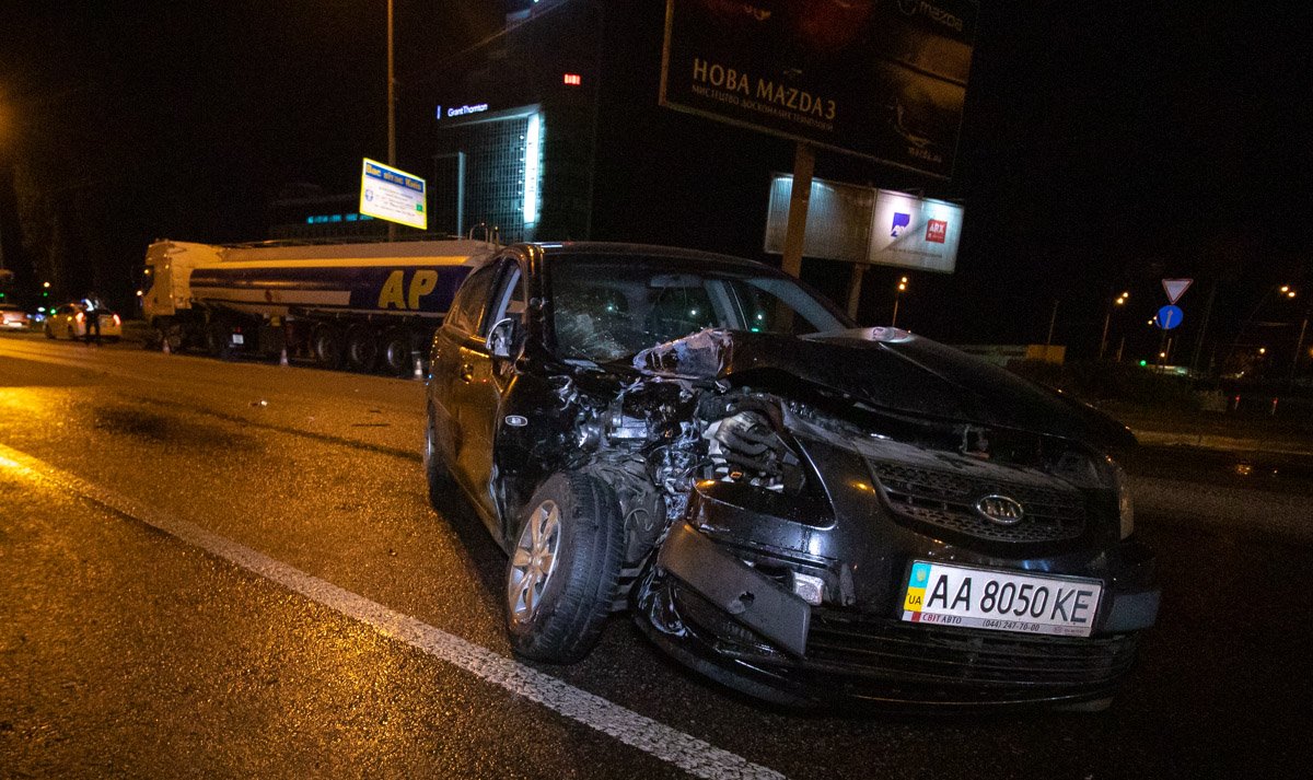 В ночь на 1 августа в Киеве на Харьковской площади произошло ДТП с пострадавшими