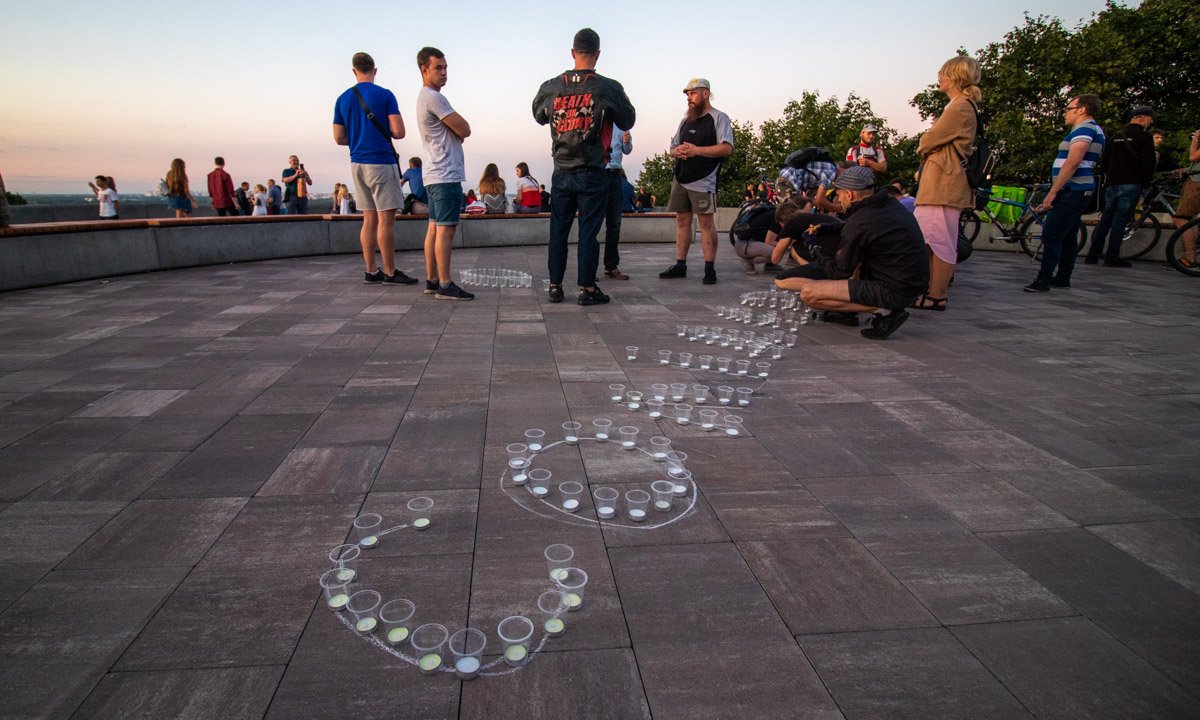 В Киеве возле Арки дружбы народов собрались курьеры службы доставки Glovo