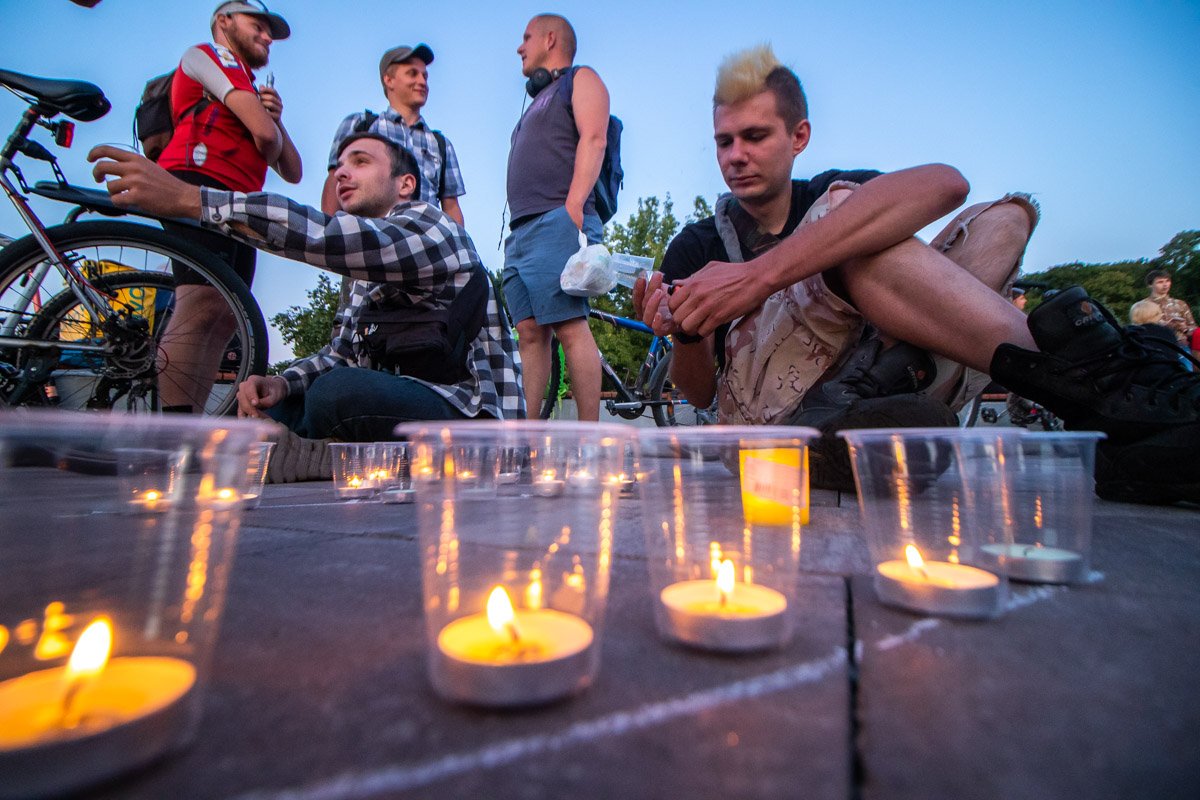 Молодые люди с желтыми рюкзаками выложили из свечей слово "Солідарність" и логотип компании