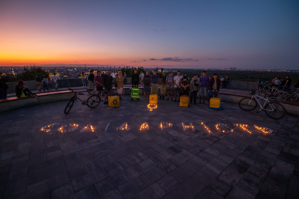 Память о погибшем парне почтили минутой молчания