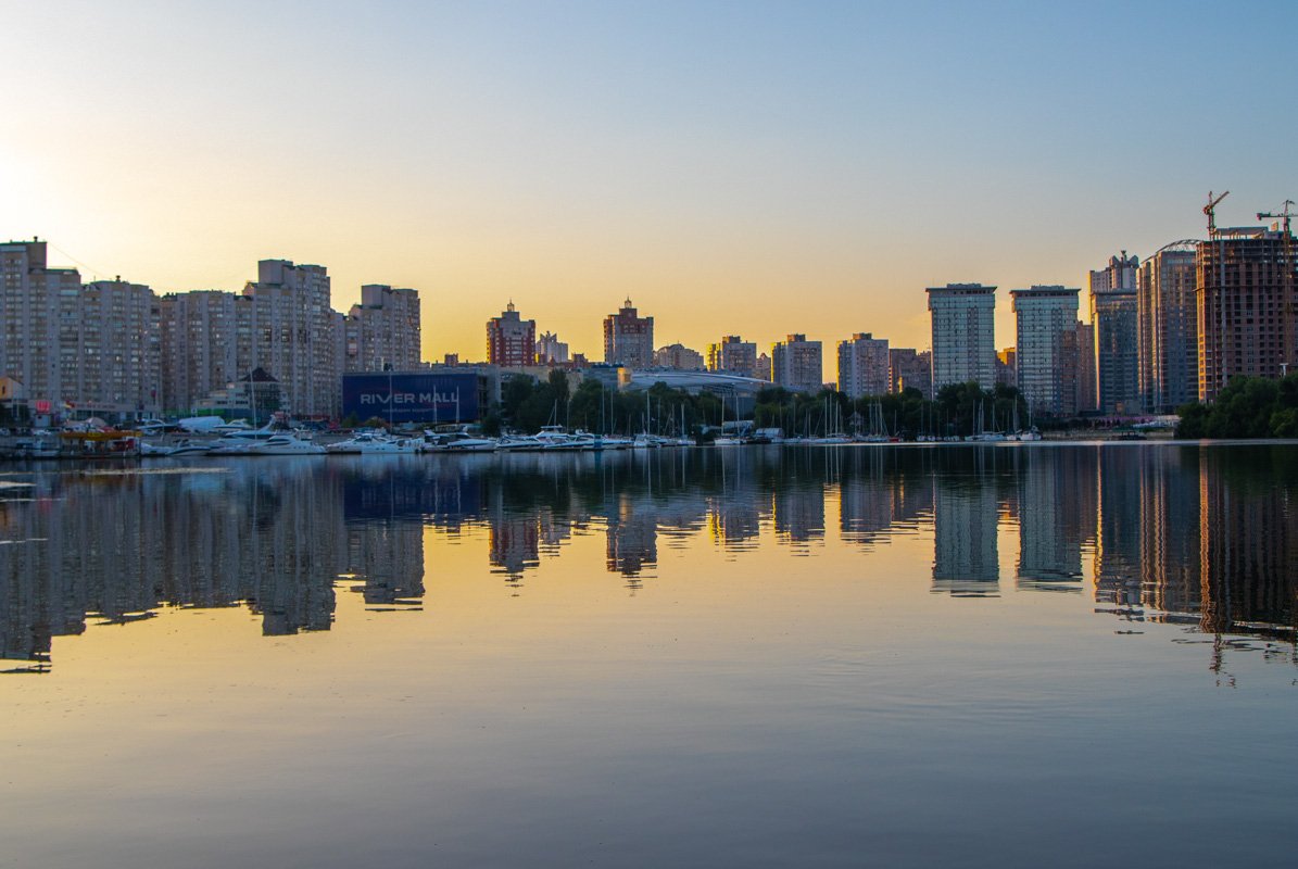 С самого утра небо над Позняками залилось яркими красками