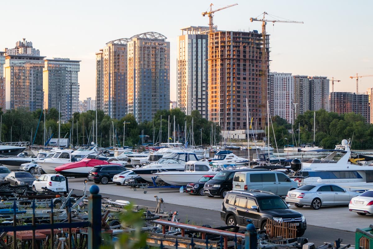 На берегу залива расположен крупный яхт-клуб