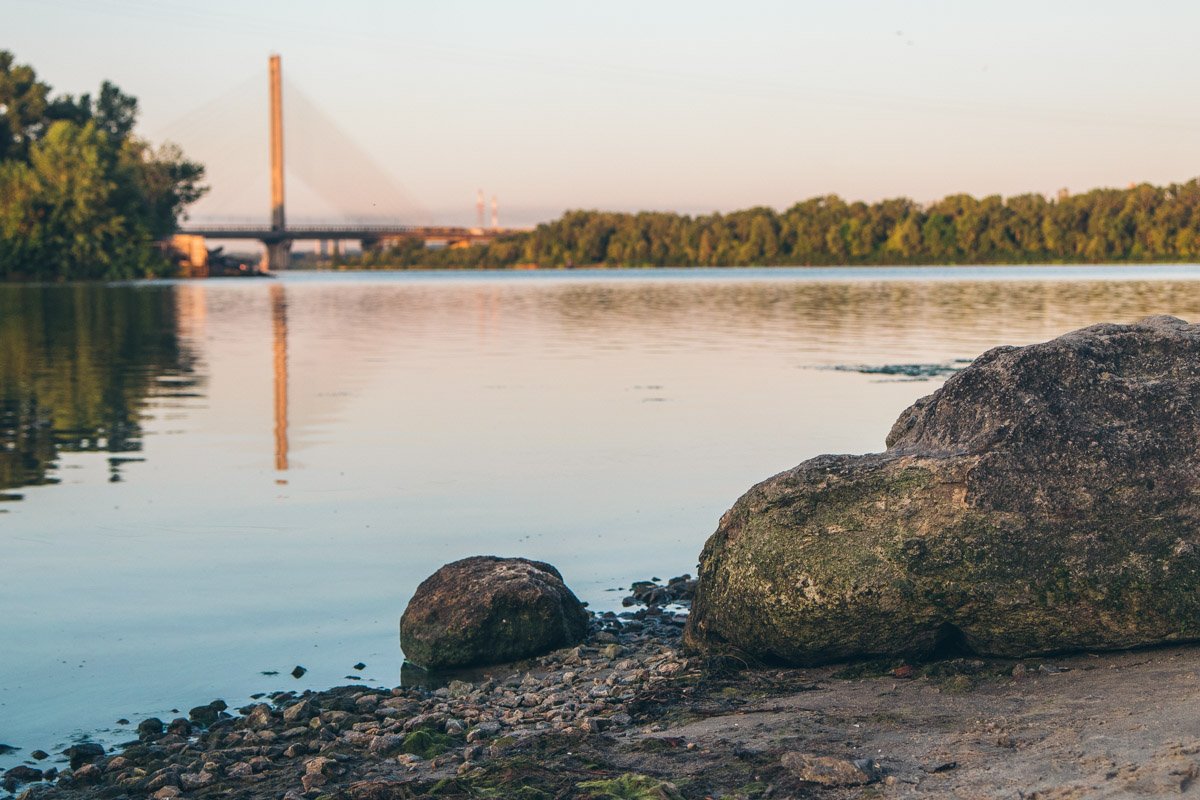 Лучики солнца постепенно заливали своими цветами залив
