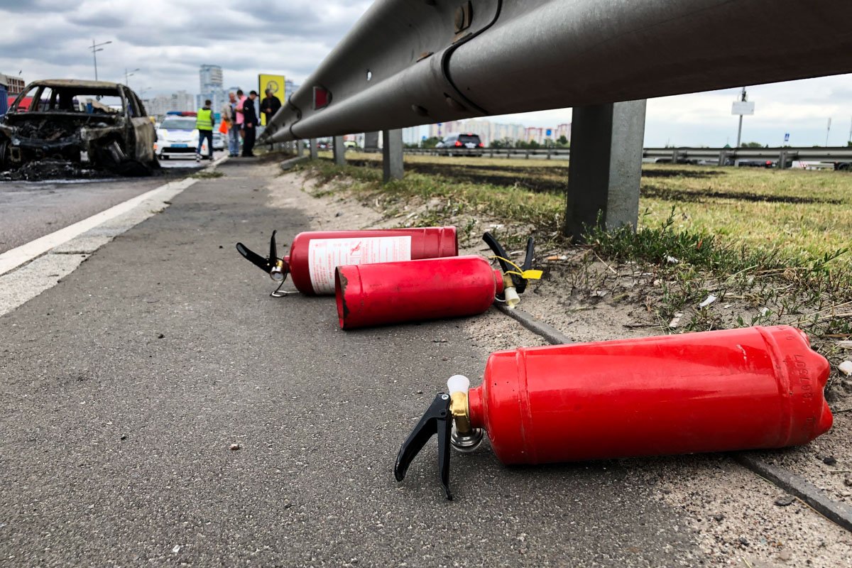 Водители пытались бороться с огнем, но тщетно 