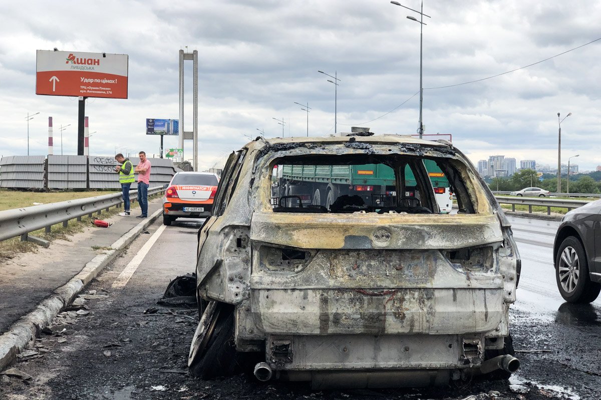 Пламя полностью уничтожило автомобиль 