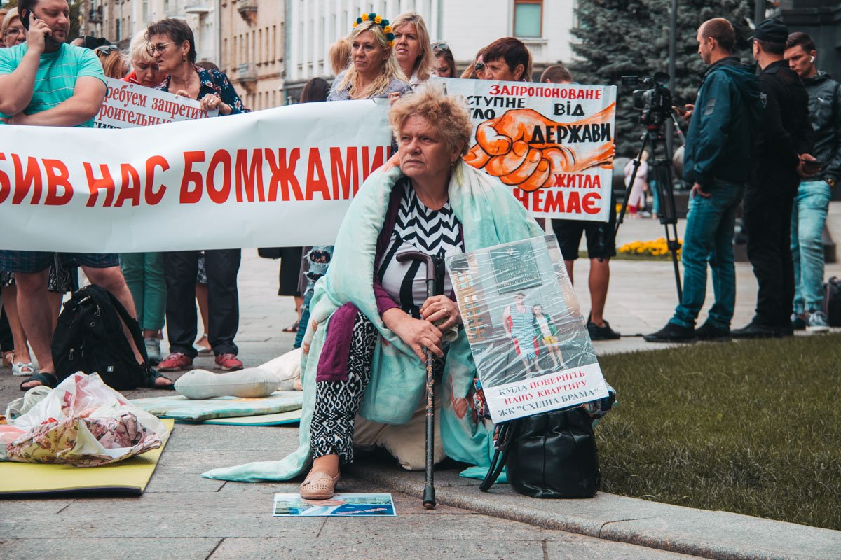 Люди принесли под Офис Президента карематы и одеяла 