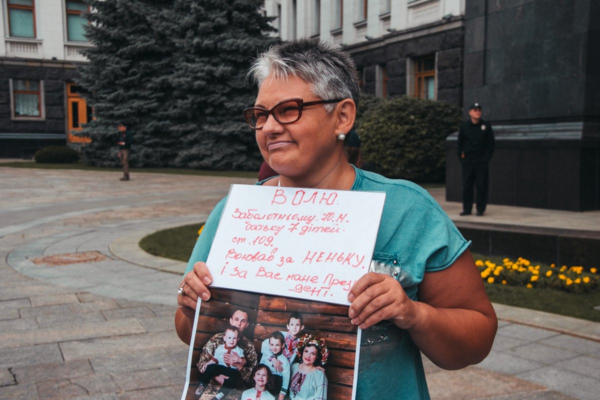 По соседству митинговали за свободу политзаключенных. На фото мать Юрия Заболотного, получившего срок, якобы за призыв к насильственной смене власти