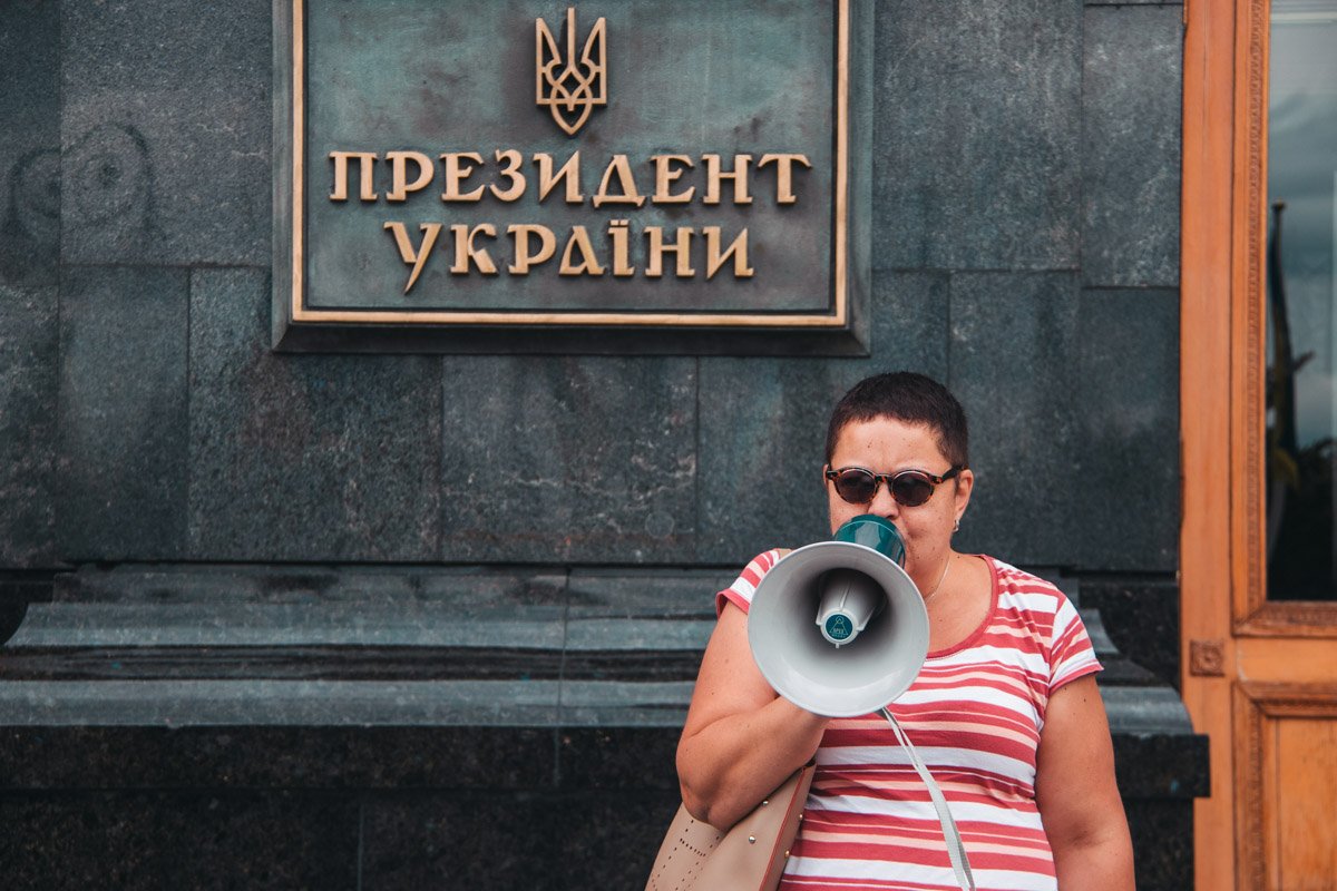 Зеленский так и не вышел к представителям обоих митингов 