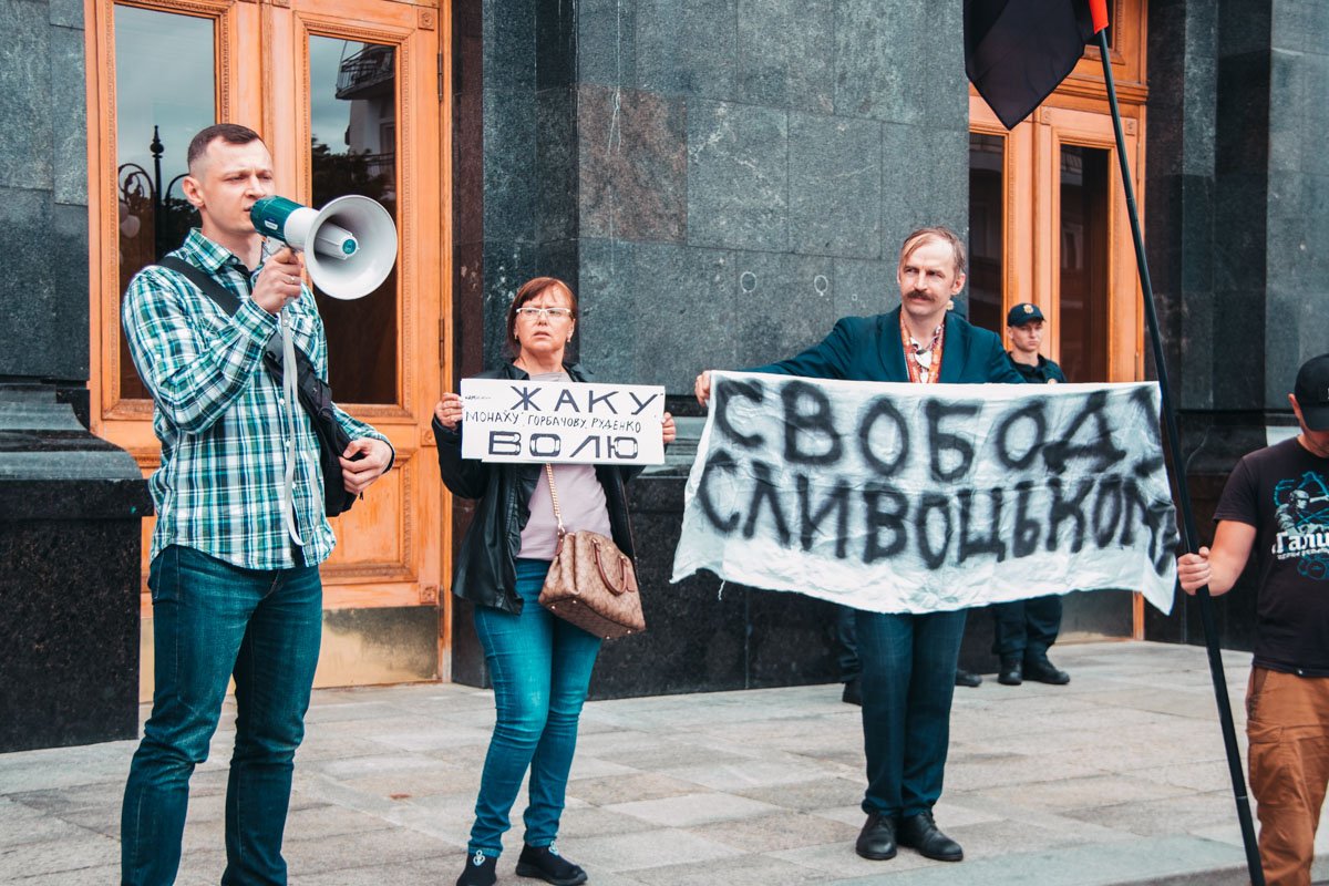 В Украине в тюрьмах сидит 120 политзаключенных, в то время как наших граждан в РФ - 60. Эти данные озвучили протестующие 