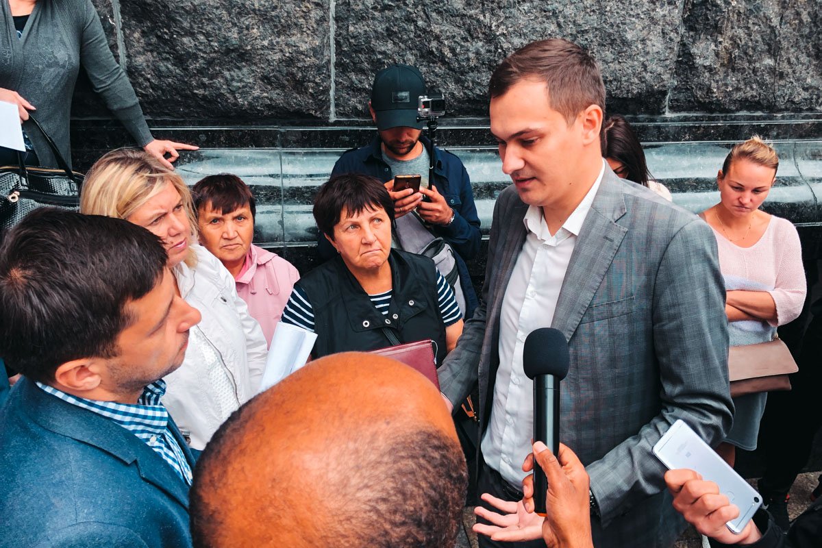 К обманутым вкладчикам вышел представителям Офиса Зеленского. Они передали ему коллективное письмо