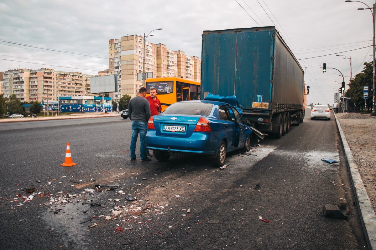 На проспекте Палладина в Киеве Chevrolet влетел под фуру На проспекте Палладина в Киеве Chevrolet влетел под фуру