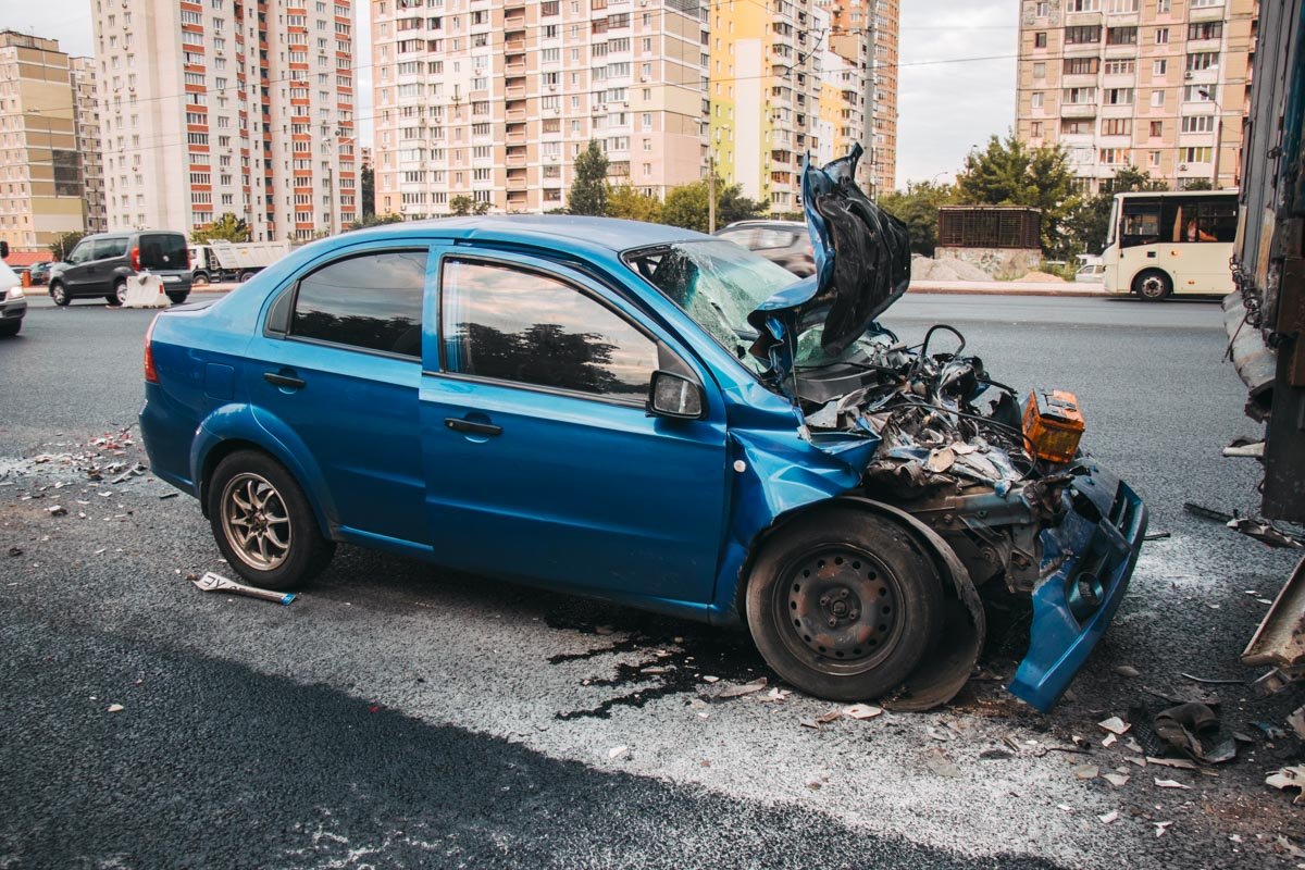 В результате аварии у легковушки полностью смыта и разбита передняя часть В результате аварии у легковушки полностью смыта и разбита передняя часть