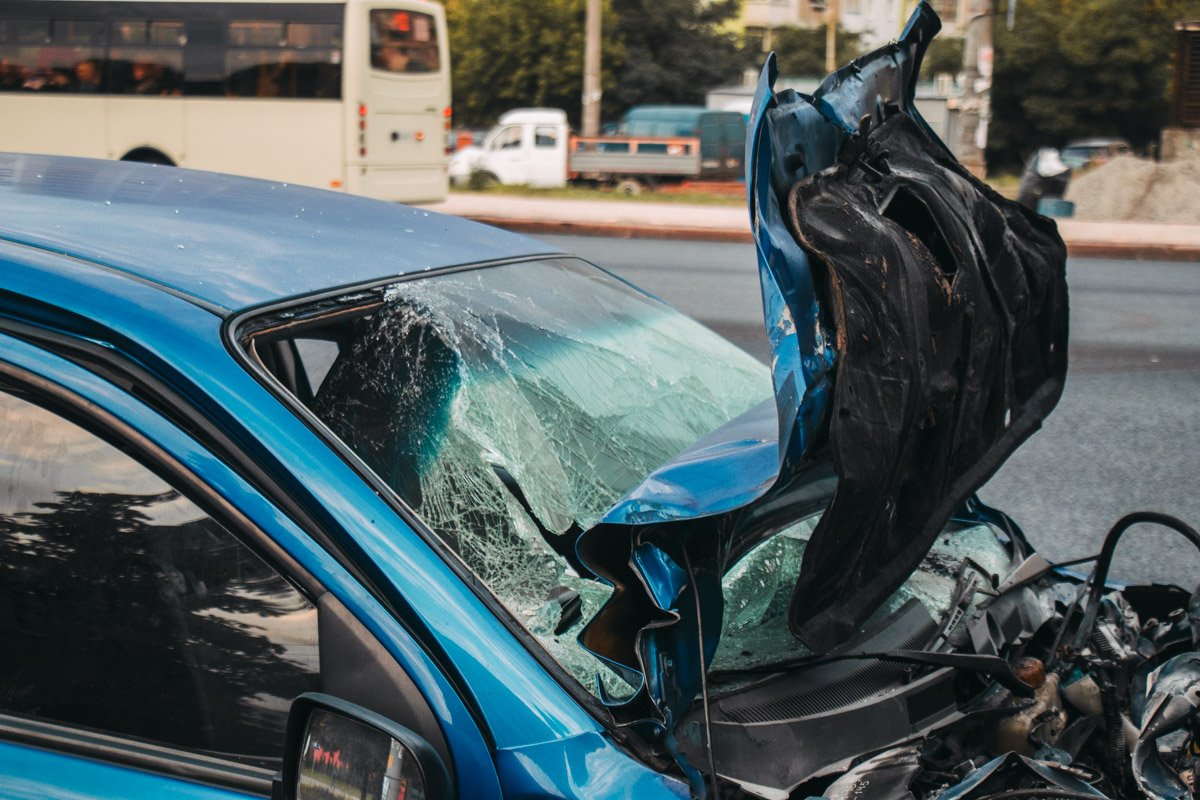 В авто частично вылетело и разбилось лобовое стекло В авто частично вылетело и разбилось лобовое стекло