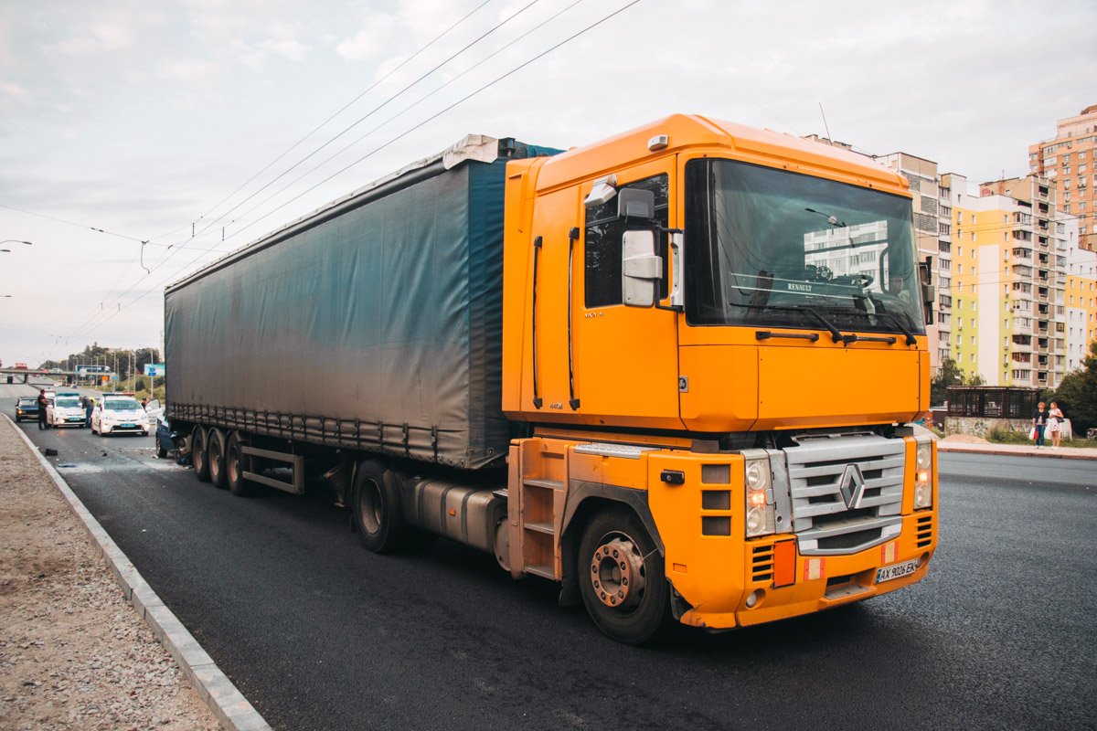 По словам водителя фуры, он стоял на светофоре в момент, когда сзади в грузовик влетело легковое авто По словам водителя фуры, он стоял на светофоре в момент, когда сзади в грузовик влетело легковое авто