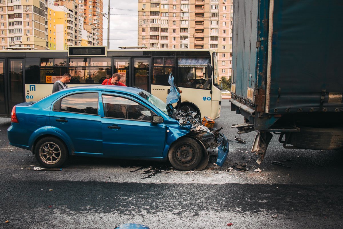 В аварии пострадали водитель и пассажир легковушки В аварии пострадали водитель и пассажир легковушки