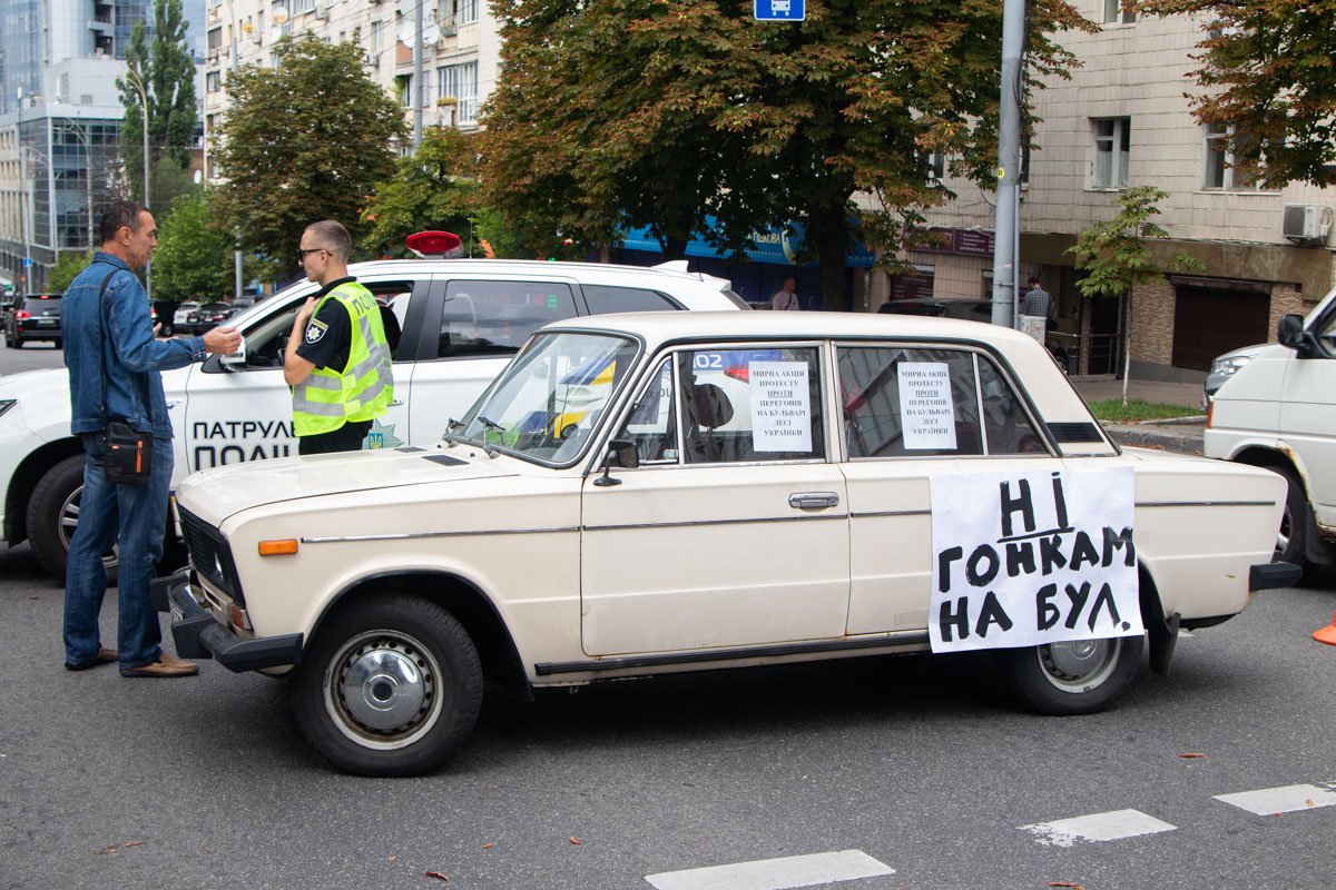 Автомобиль "Жигули" перекрыл бульвар Леси Украинки