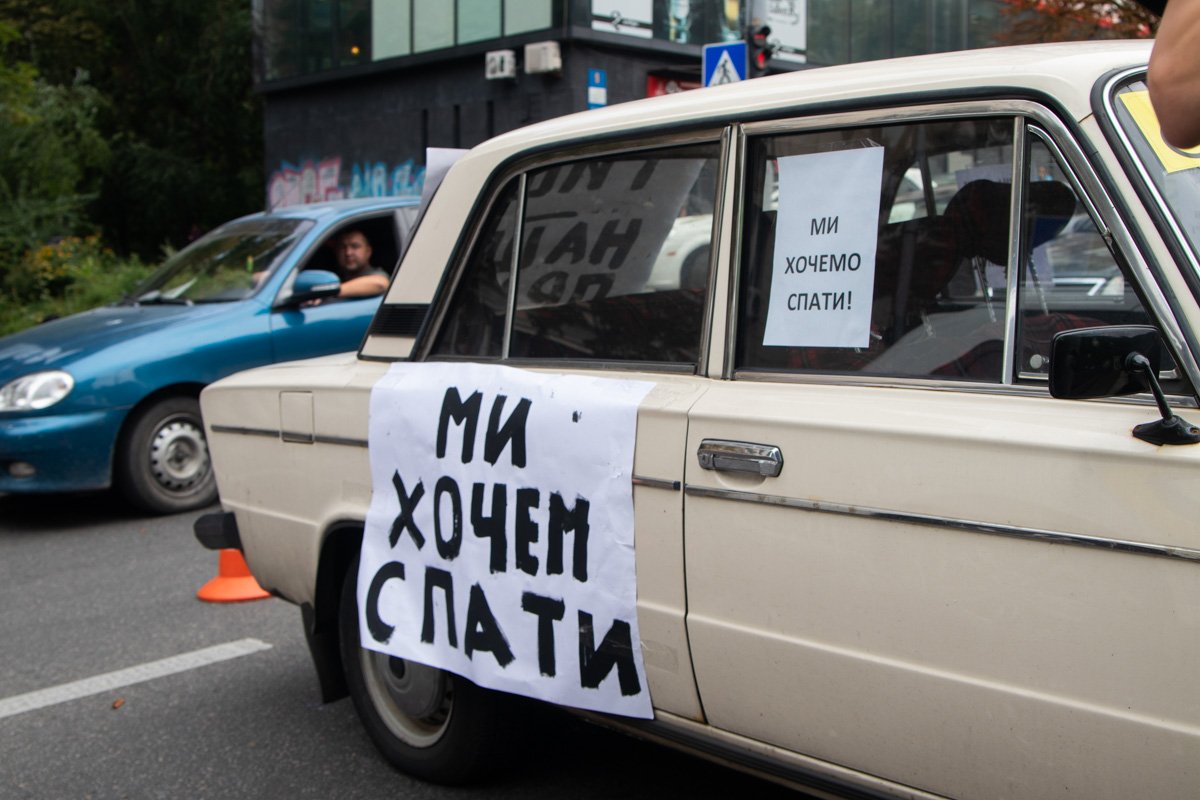 На машине висели плакаты с призывами прекратить ночные гонки по бульвару