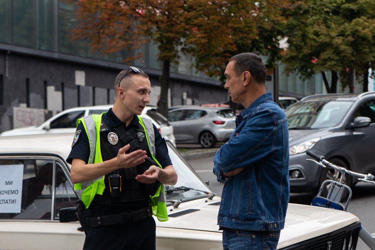 Автомобиль занял две полосы движения