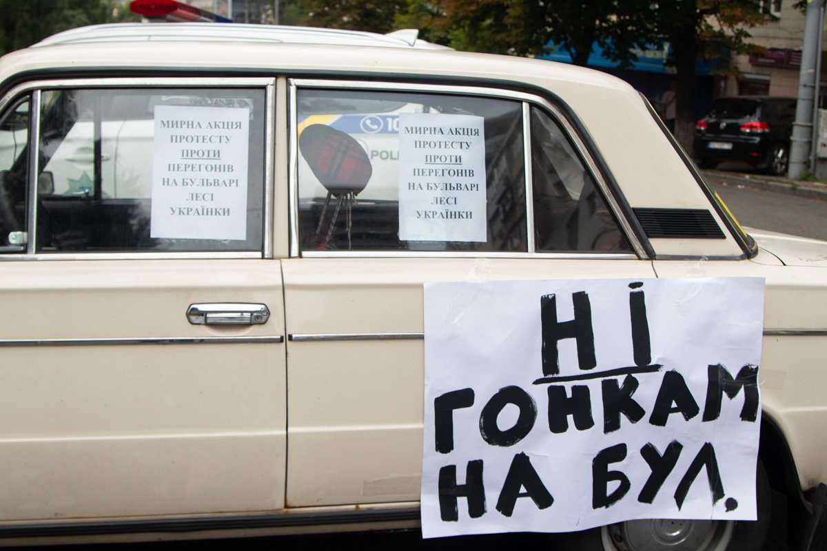 Из-за машины образовалась большая пробка от метро "Печерская" в сторону Бессарабской площади