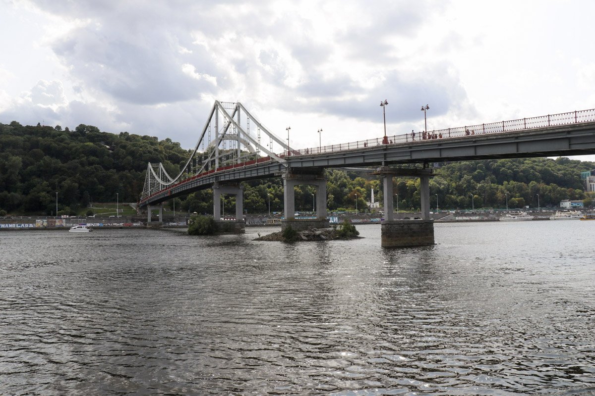Обрушилась часть Пешеходного моста, который соединяет правый берег и Труханов остров Обрушилась часть Пешеходного моста, который соединяет правый берег и Труханов остров